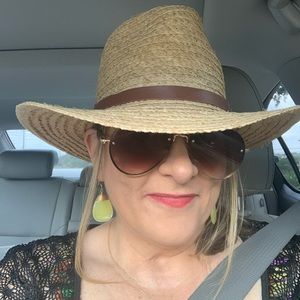 Meet your Posher, Crystal